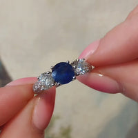 Saffier en diamanten ring in 18 karaat witgoud