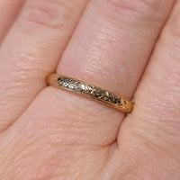 Vintage 18 carat gold band with motif