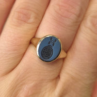 Vintage signet intaglio ring in 14 carat gold