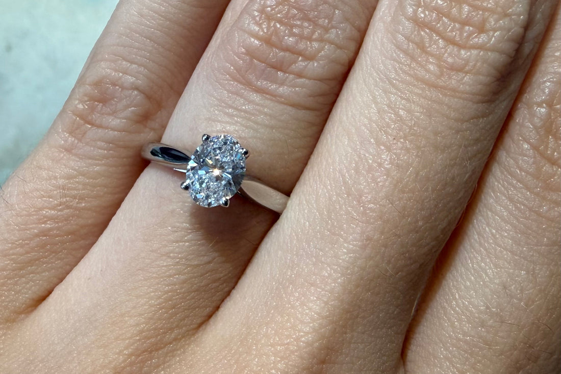 Oval diamond solitairte ring in platinum