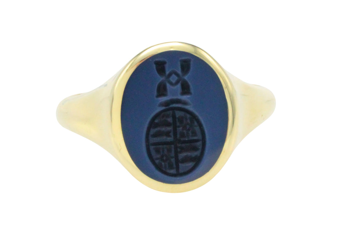 Vintage signet intaglio ring in 14 carat gold