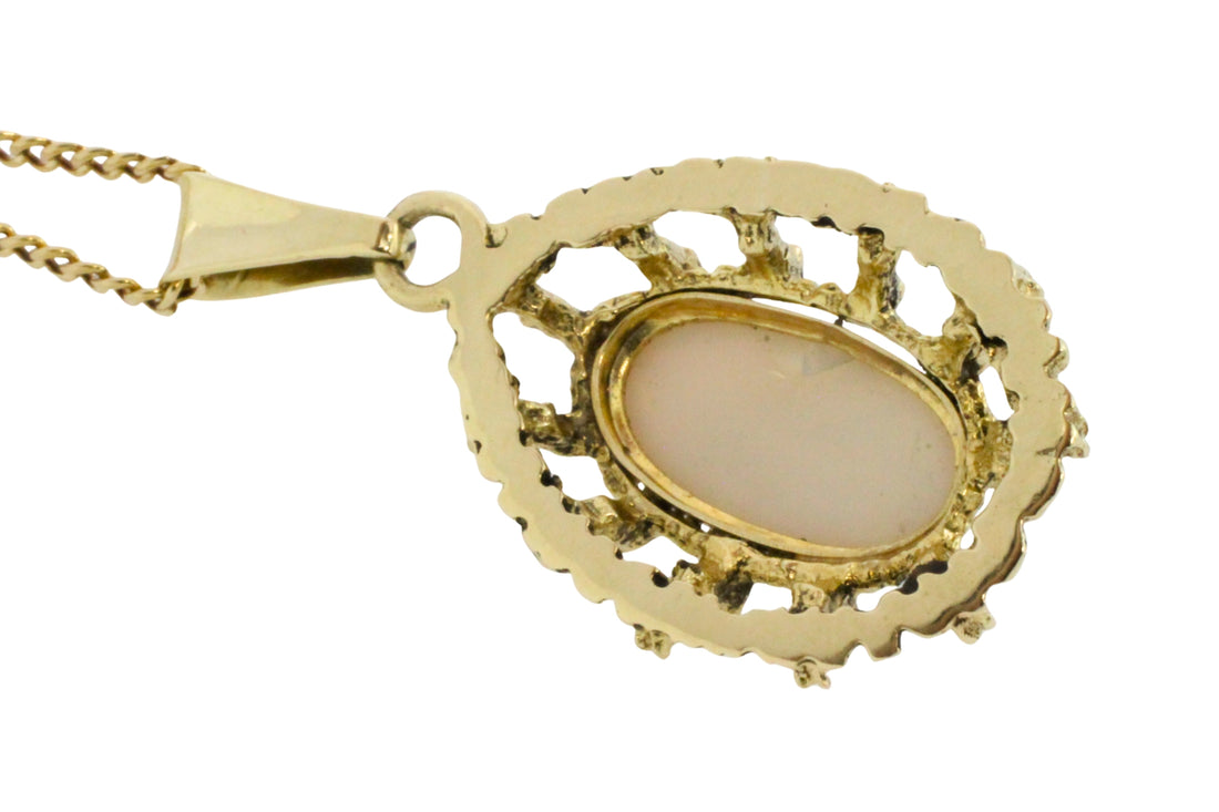 Cabochon opal pendant in 14 carat gold