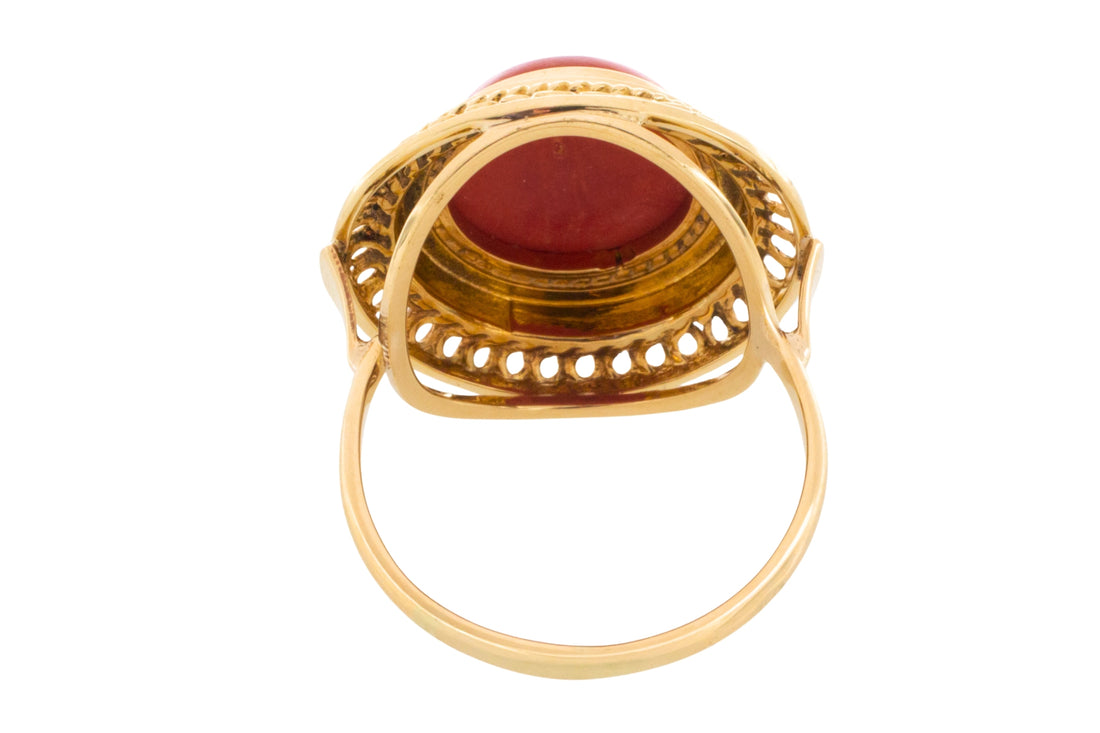 Vintage cabochon ring in 14 carat gold