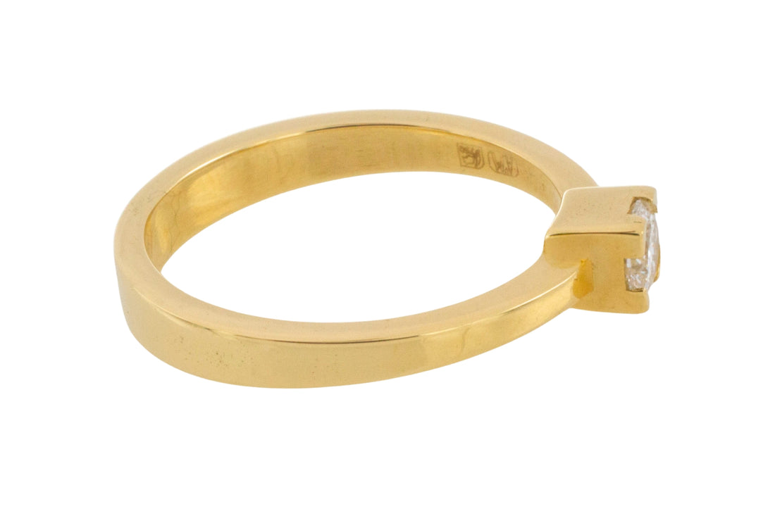Diamond solitaire ring in 18 carat gold