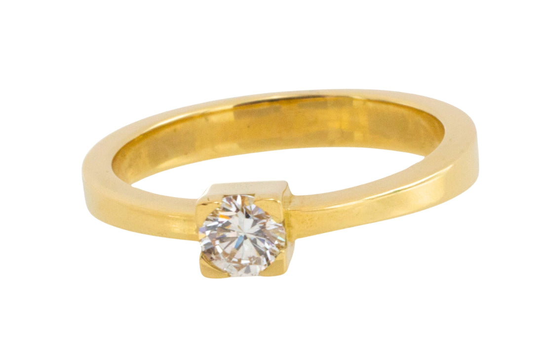 Diamond solitaire ring in 18 carat gold