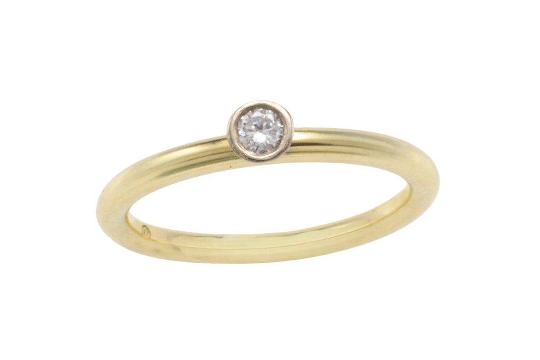 Diamond solitaire ring in 14 carat gold