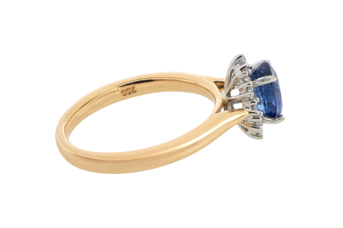 Saffier en diamanten cluster ring van 18 karaat goud