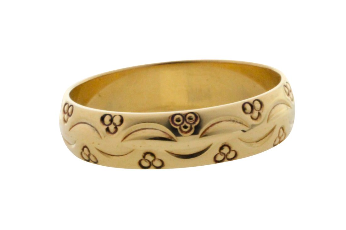Vintage 18 carat wedding band with motif