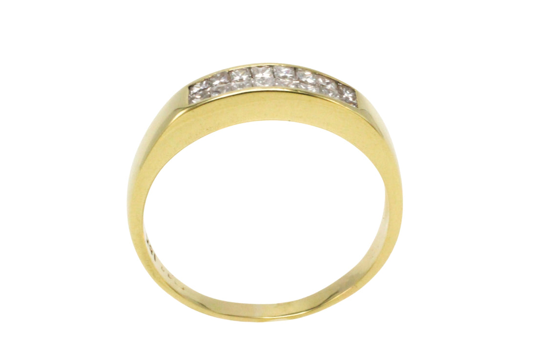 Princess cut diamond ring in 18 carat gold