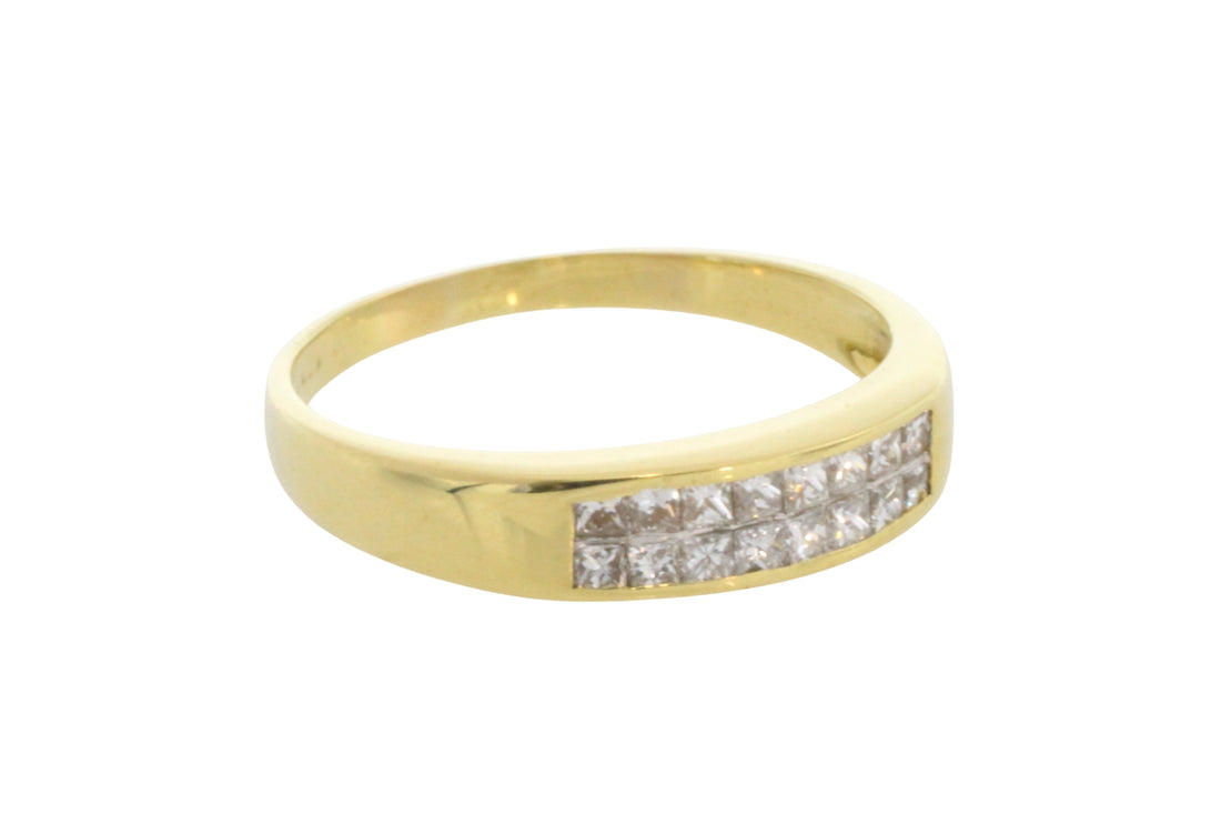Princess cut diamond ring in 18 carat gold