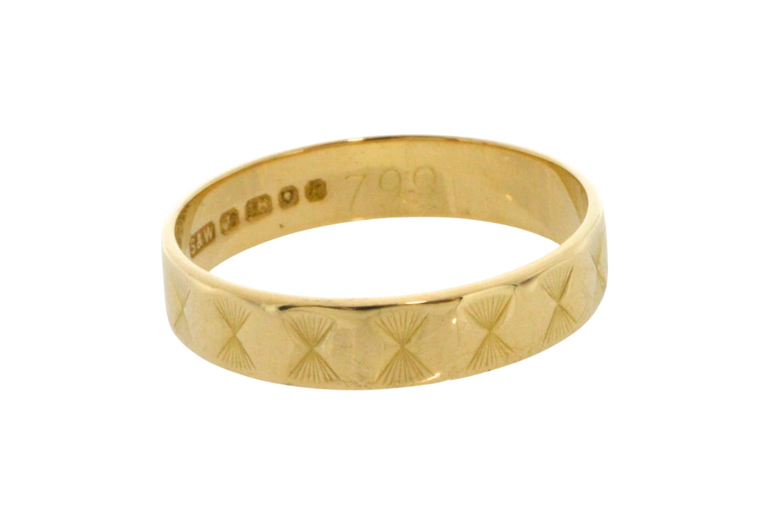 Vintage 18 carat gold wedding band with motif