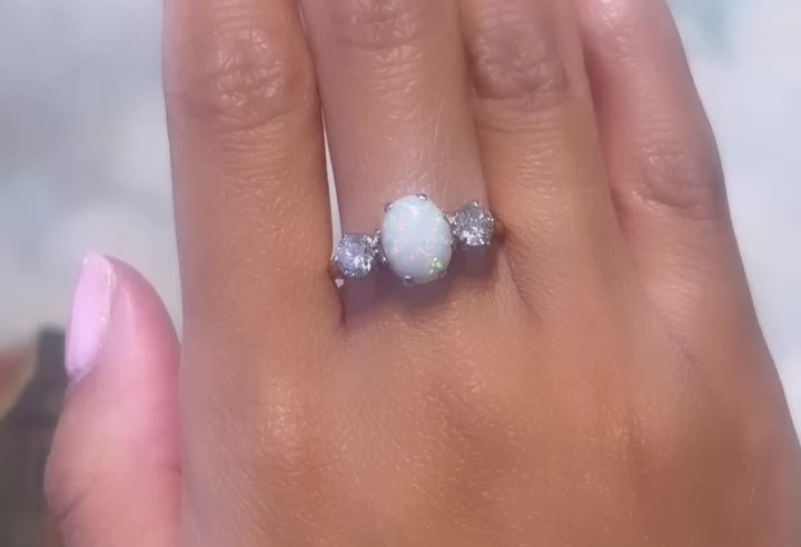 Vintage cabochon opaal en briljant geslepen diamanten ring