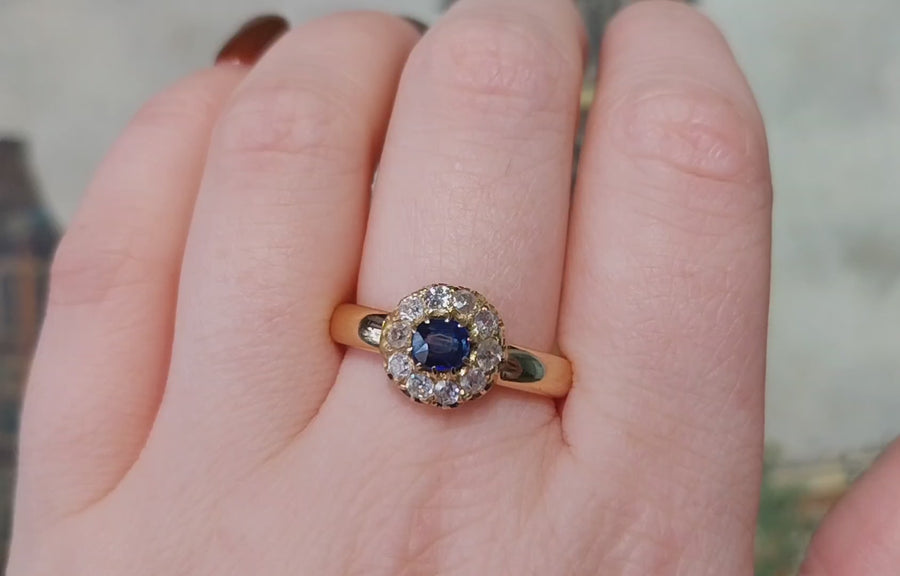 Een 18 karaat gouden ring met saffier en oudslijpsel diamant