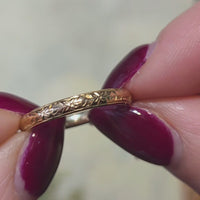 Vintage 18 carat gold band with motif