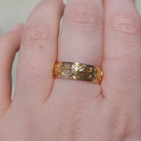 Vintage 22 carat gold band with flower motif