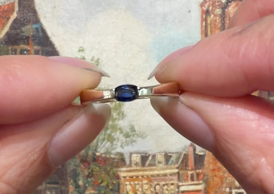 Single stone sapphire ring
