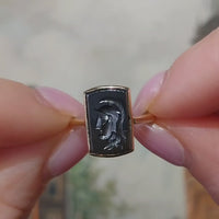 14 karaat gouden ring met een gegraveerde hematiet