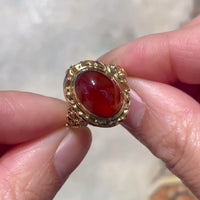 Vintage cabochon garnet ring in 14 carat gold