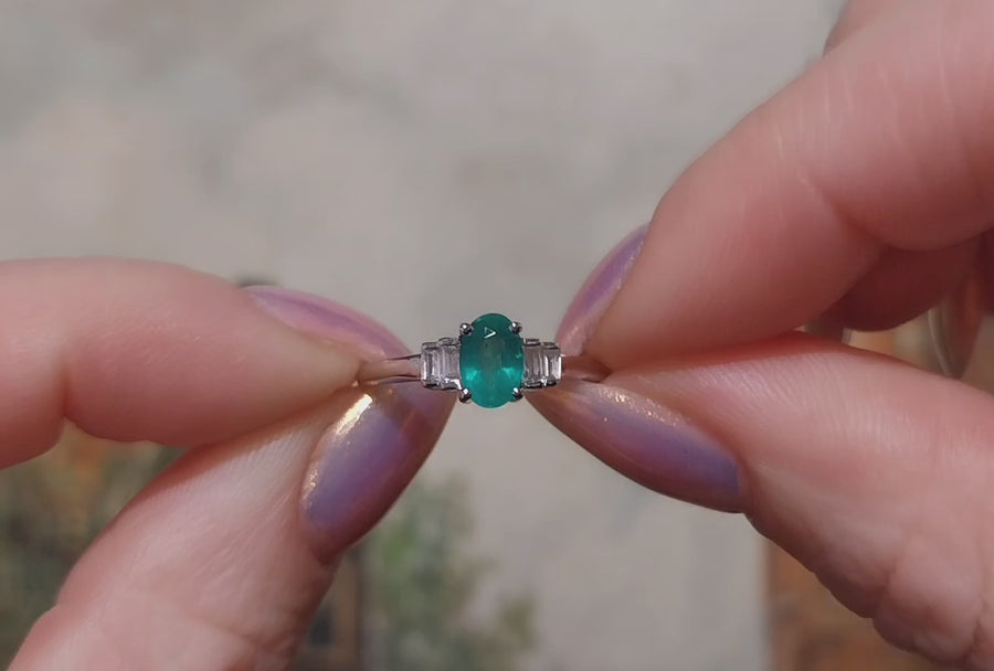 Smaragd en diamanten ring van witgoud