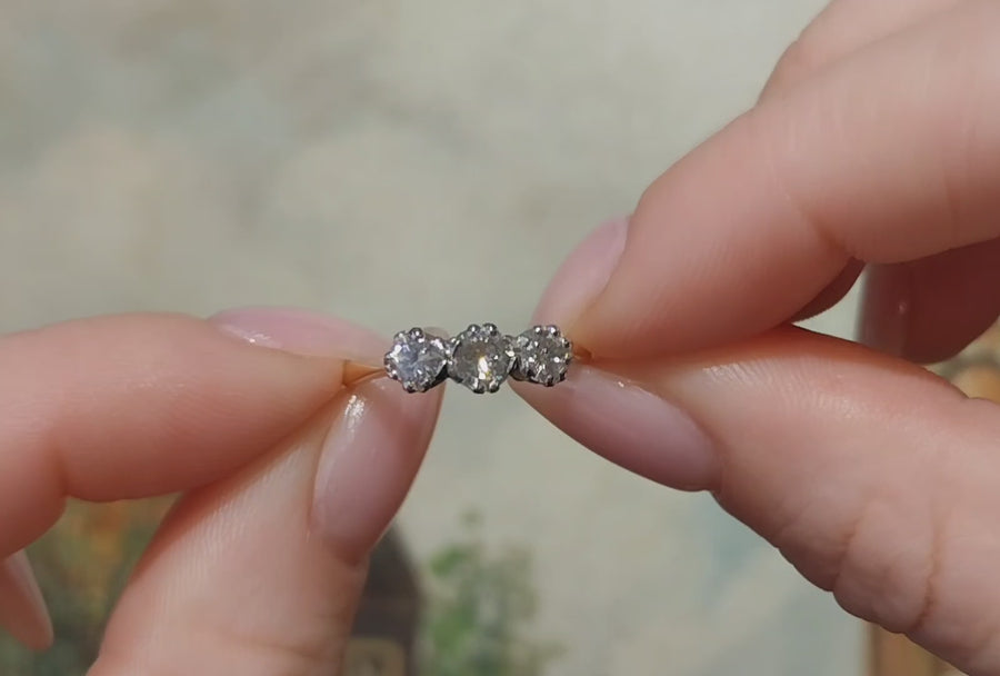 Vintage drie stenen diamanten ring