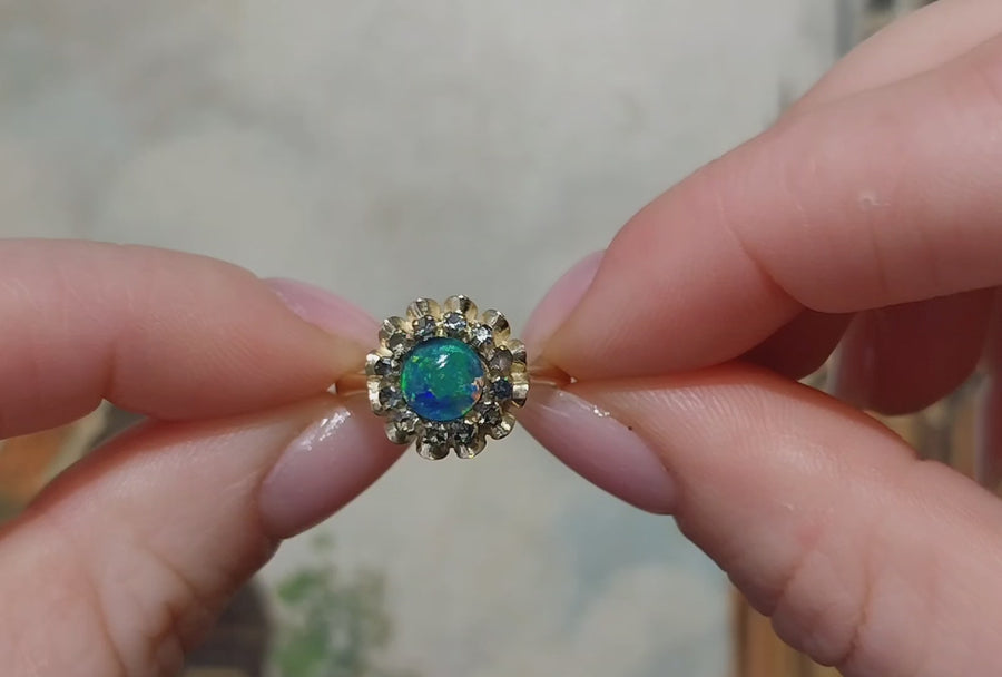 Opaal doublet en saffieren cluster ring