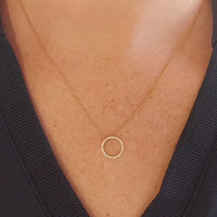Cirkelvormige diamanten hanger en ketting
