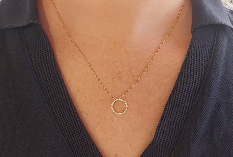 Cirkelvormige diamanten hanger en ketting