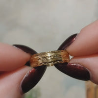 Vintage 18 carat gold band with motif