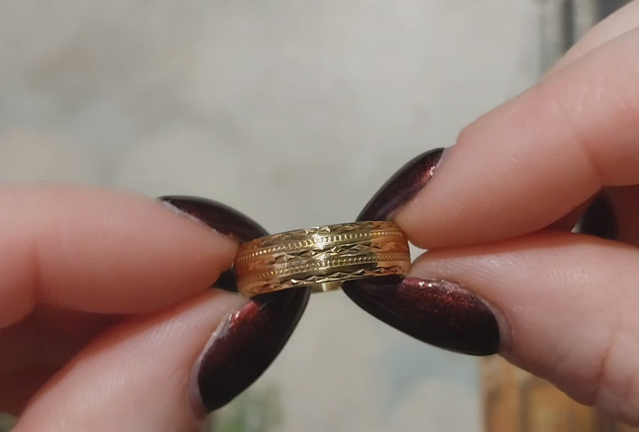 Vintage 18 carat gold band with motif