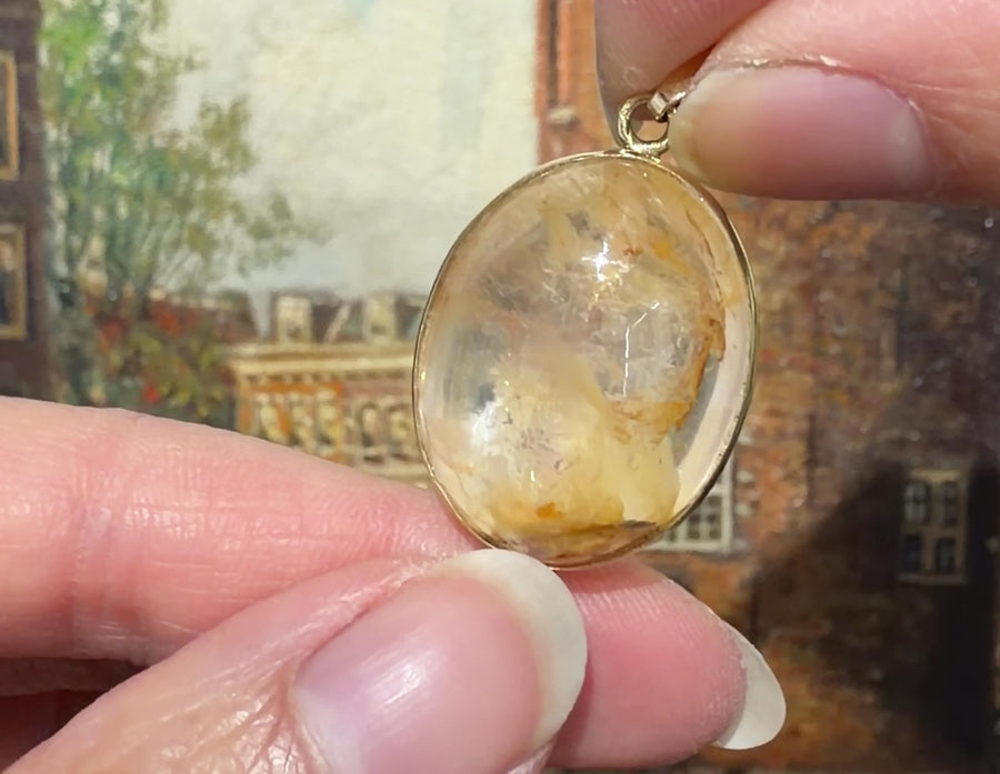 Cabochon quartz pendant in 14 carat gold