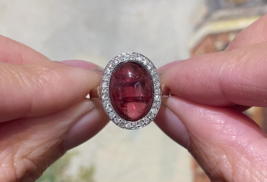 Witgouden ring met cabouchon geslepen toermalijn en diamant
