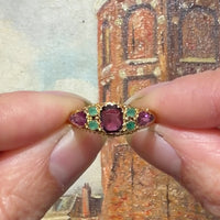 Victoriaanse ring met granaat en smaragd uit 1872