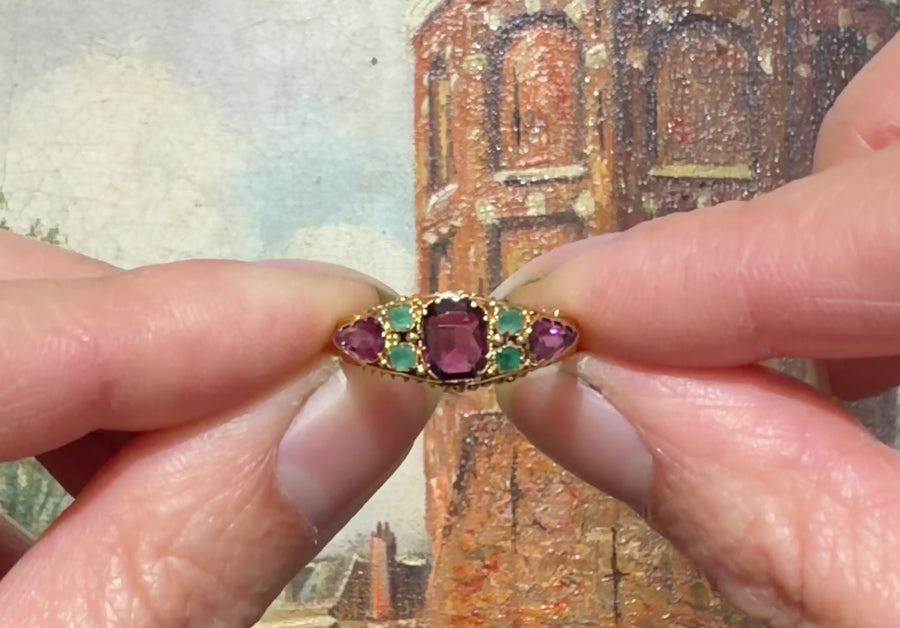 Victoriaanse ring met granaat en smaragd uit 1872