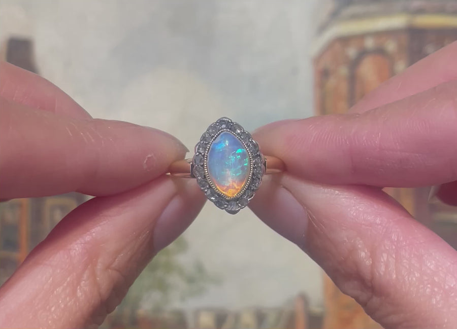 Victoriaanse ring met opaal en roos geslepen diamanten