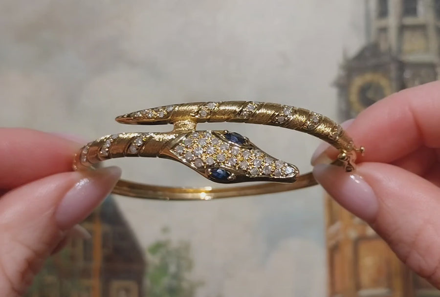 18 karaat gouden slangenarmband met diamanten en saffieren