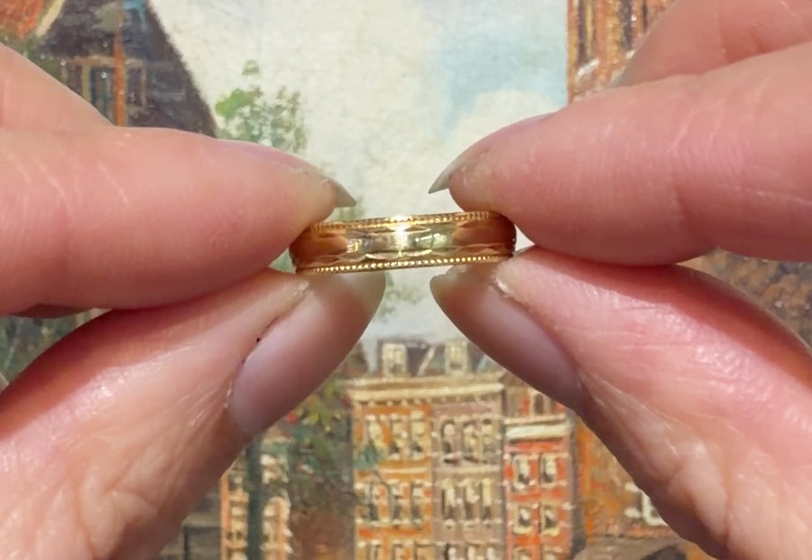 Vintage 18 carat gold band with motif