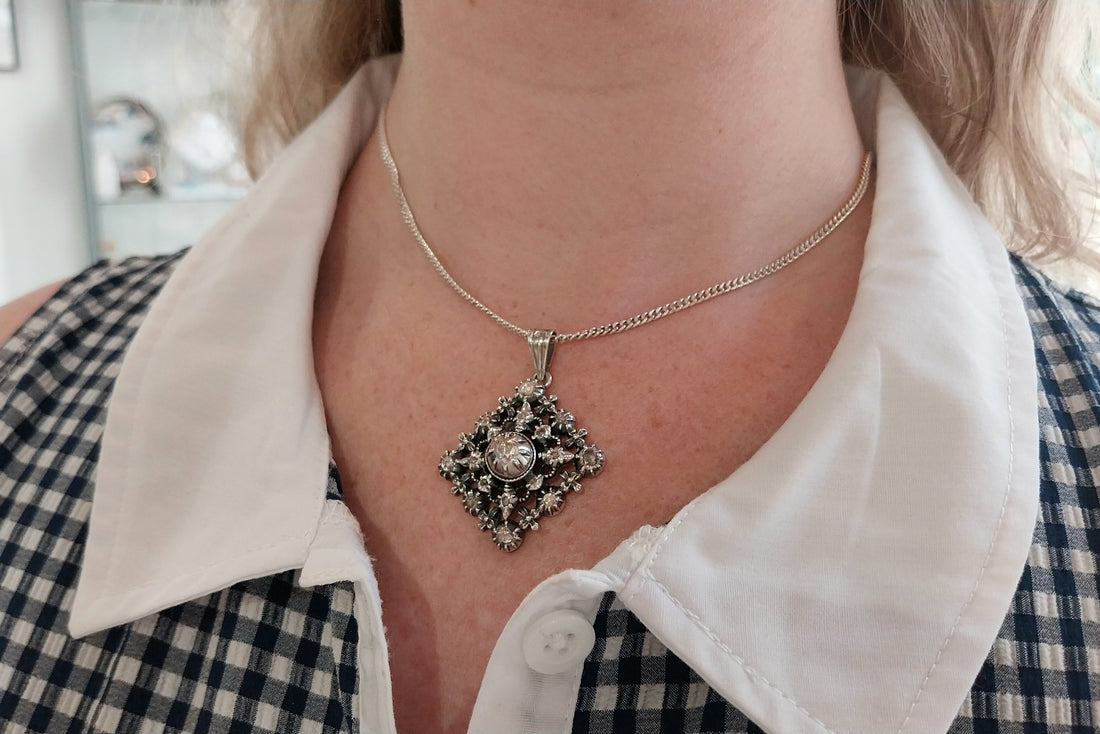 Roos diamanten hanger van zilver