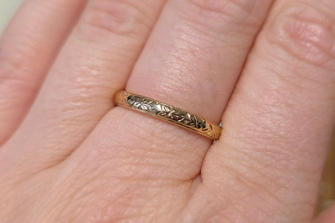 Vintage 18 carat gold band with motif