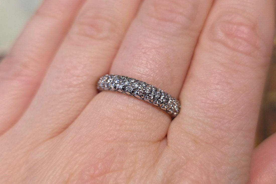Eternity band with diamonds in 18 carat gold