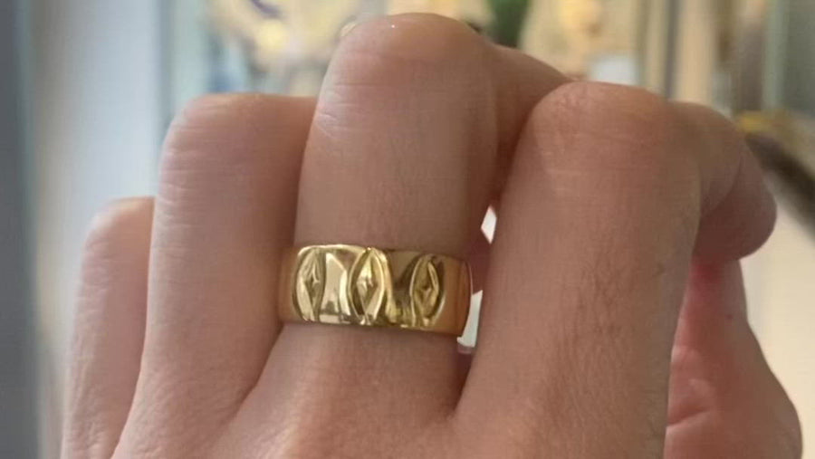 1960's 22 carat gold band with motief